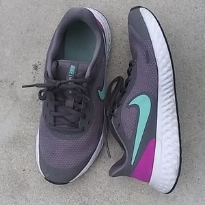 Unisex Nike Revolution 5 sneakers